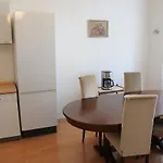 Large Apartment Sleeps Up To 10 M4A