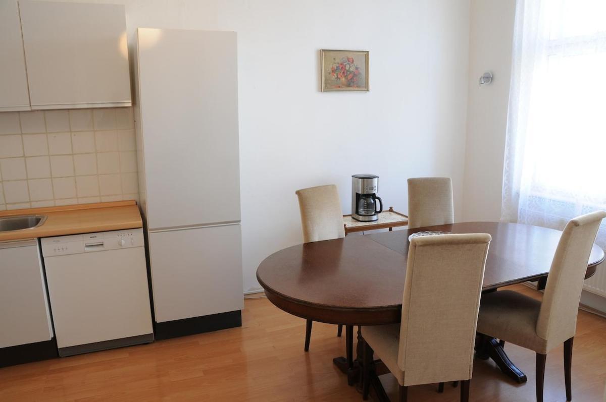 Large Sleeps Up To 10 M4a Apartment Prague
