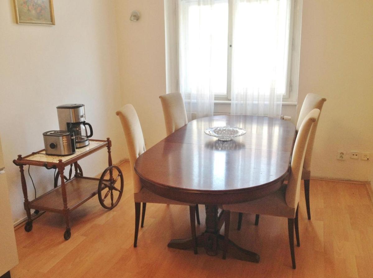 Apartment Large Sleeps Up To 10 M4a Prague