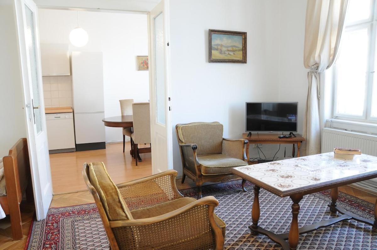 Large Sleeps Up To 10 M4a Apartment *