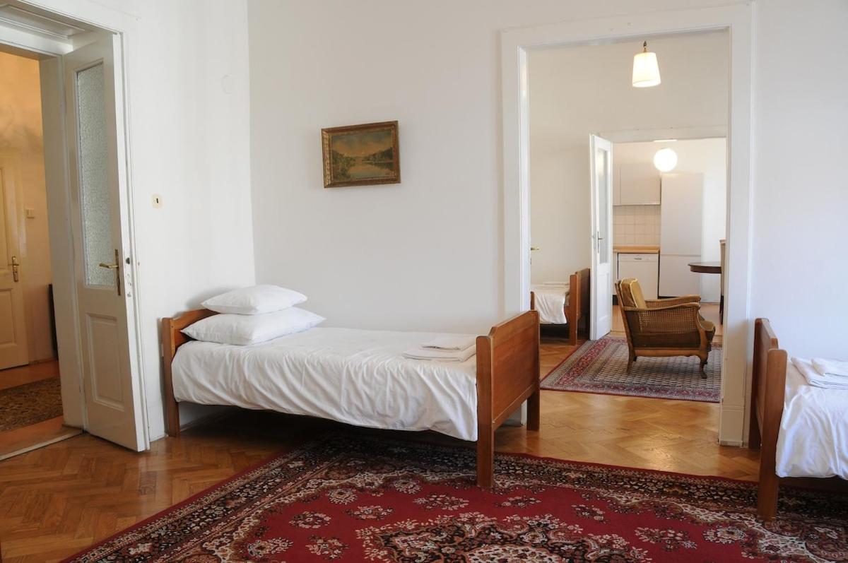 Apartment Large Sleeps Up To 10 M4a Prague