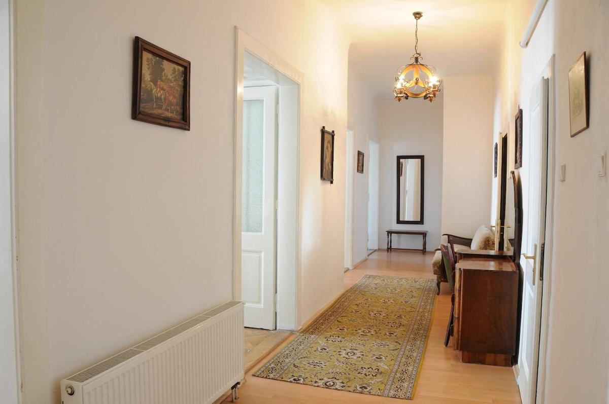 Large Sleeps Up To 10 M4a Apartment