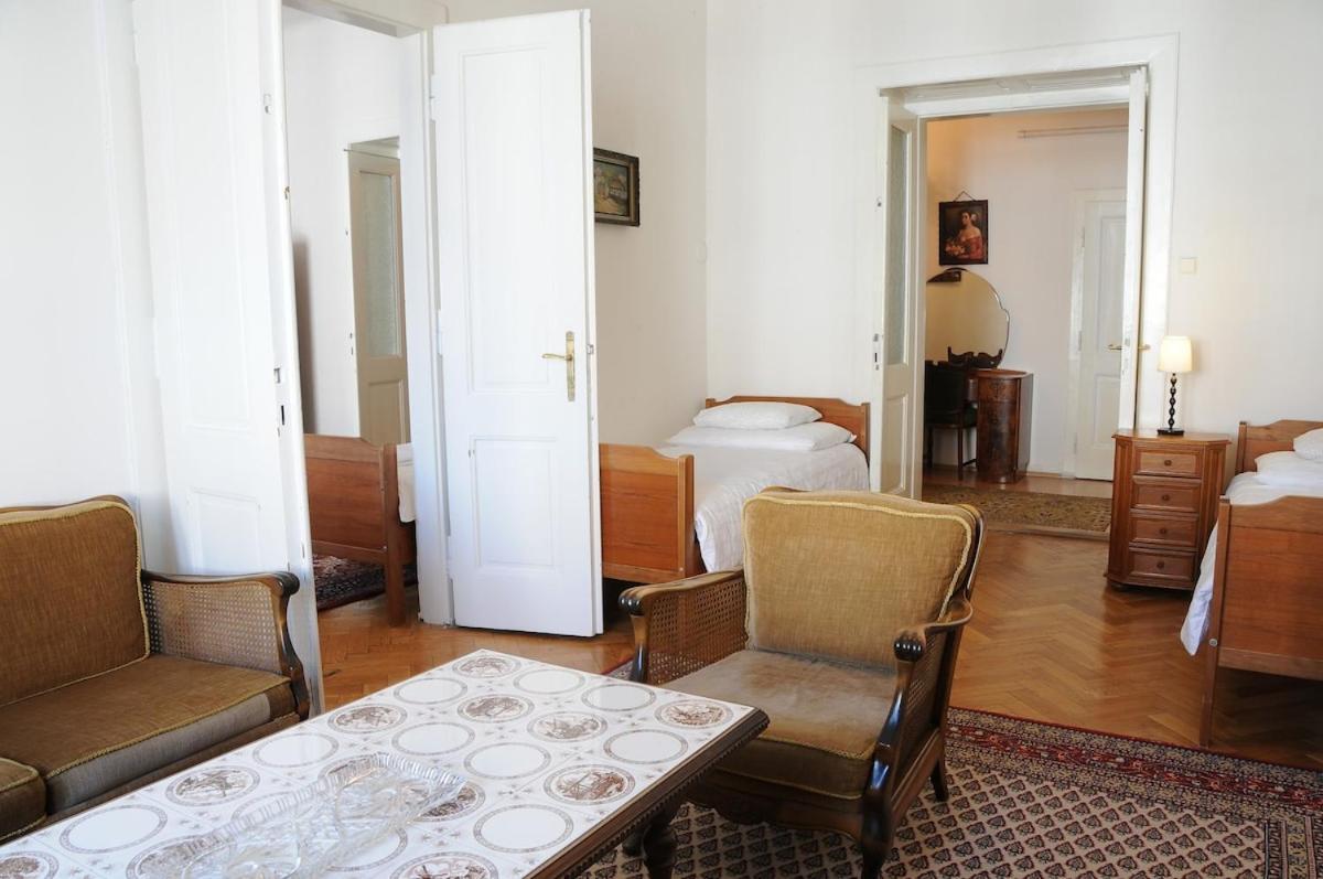 Large Sleeps Up To 10 M4a Prague