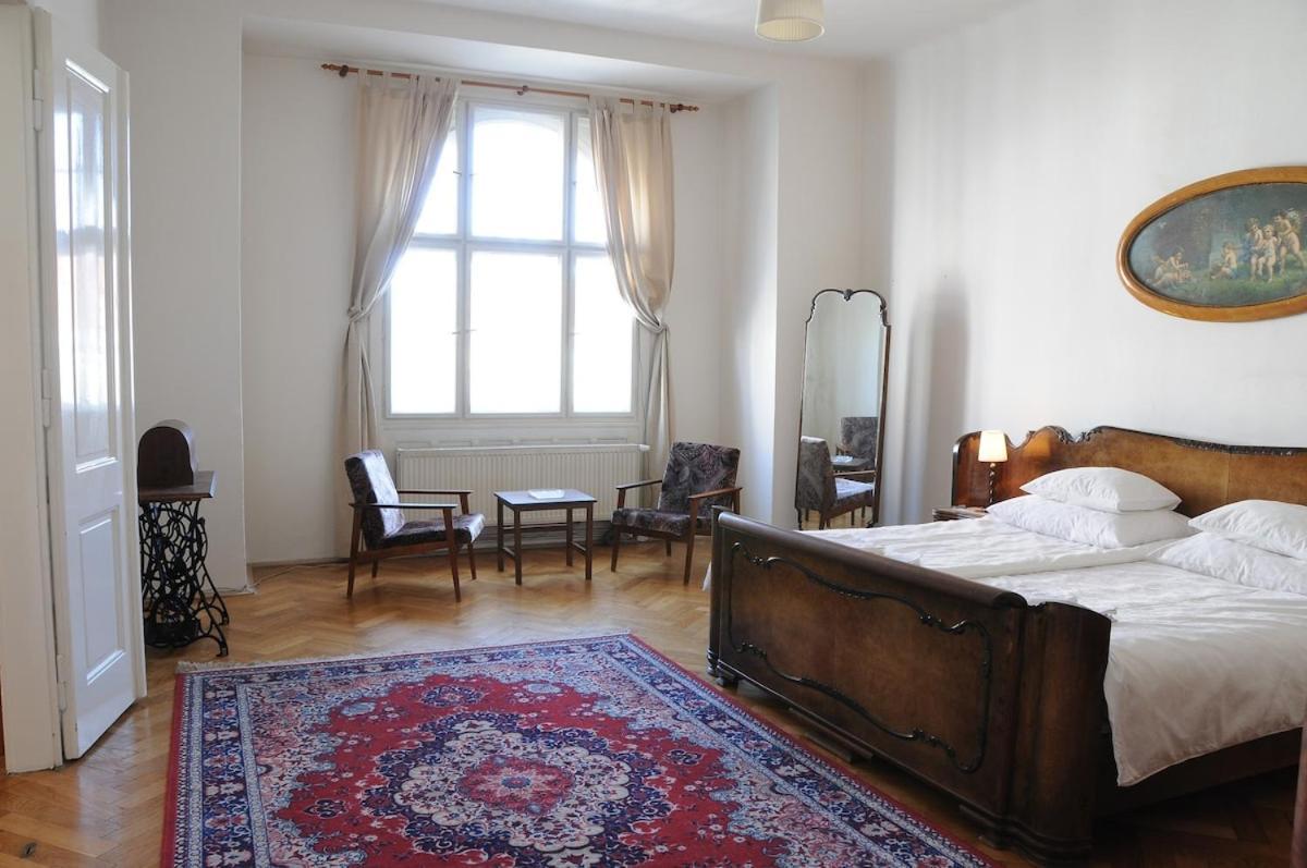Large Sleeps Up To 10 M4a Apartment